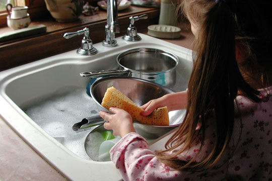 girl-washing-dishes