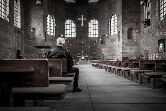 man-praying-in-church