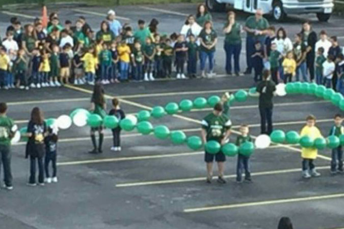 living-rosary-students-and-balloons