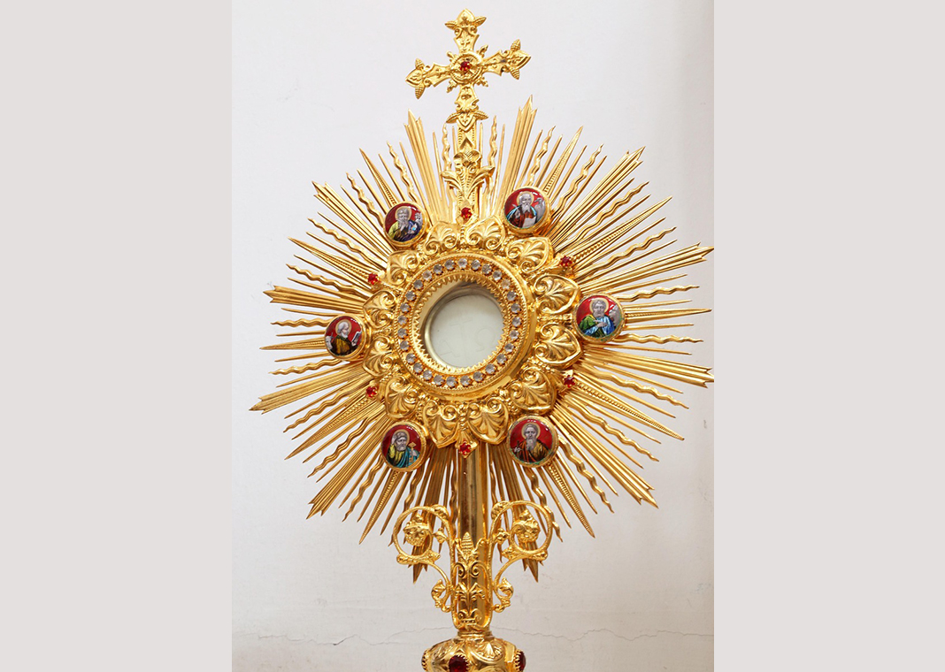 monstrance for Adoration - image by James Chan from Pixabay