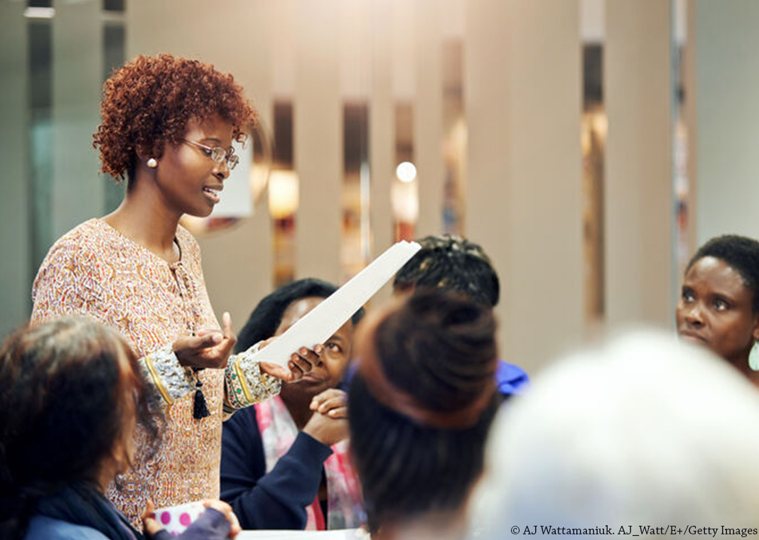 woman leading meeting - © AJ Wattamaniuk. AJ_Watt/E+/Getty Images