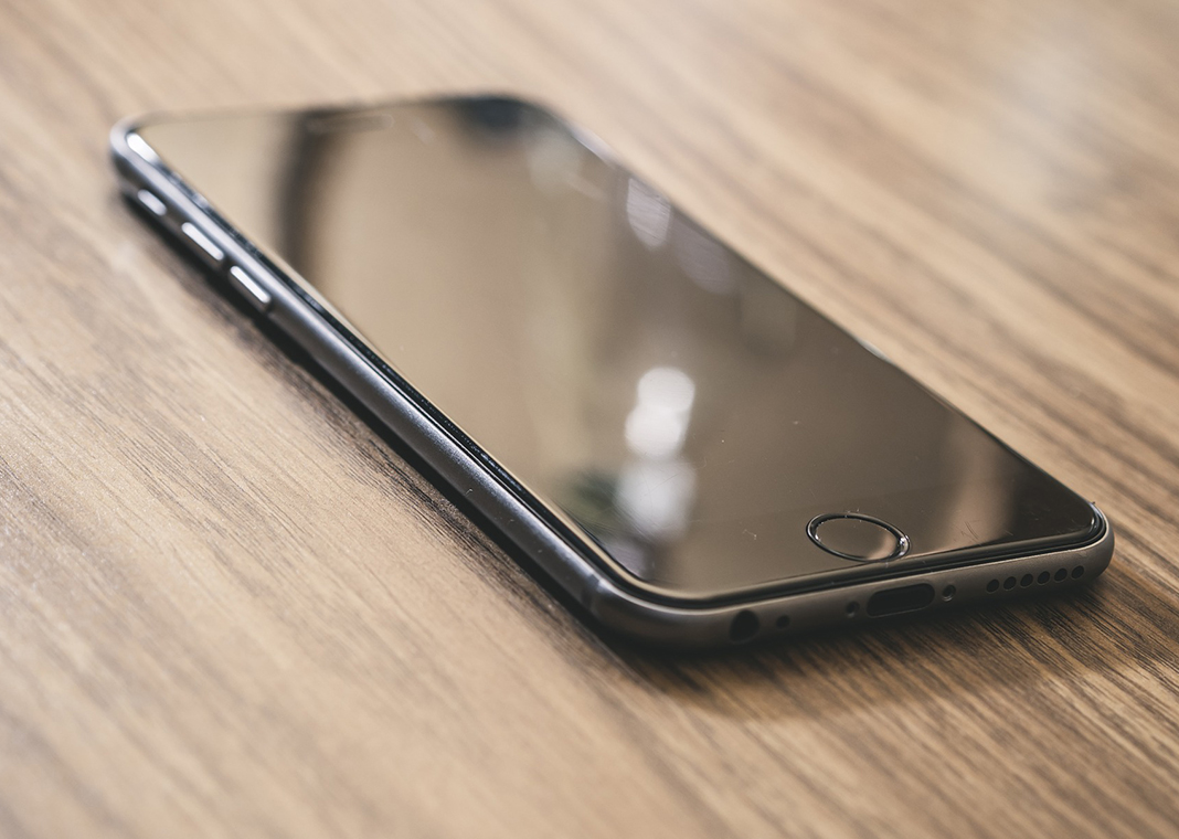 phone on desk - image by Dariusz Sankowski from Pixabay