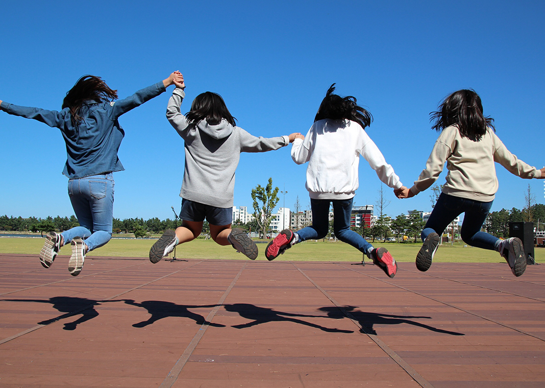 jumping girls - image by manseok Kim from Pixabay