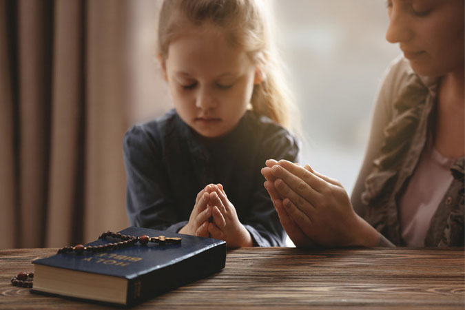 mother-daughter-praying