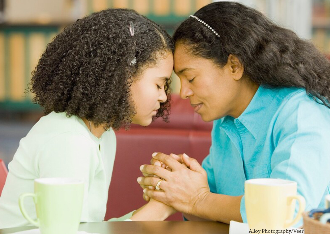 mother and daughter praying - Alloy Photography/Veer