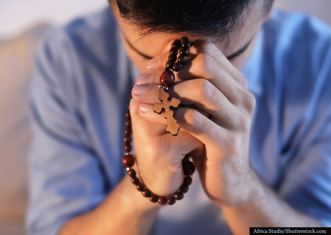 young man praying - Africa Studio/Shutterstock.com