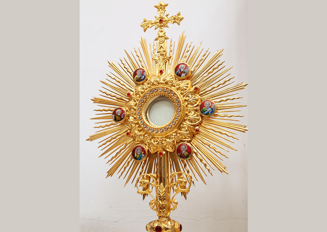 monstrance for Adoration - image by James Chan from Pixabay