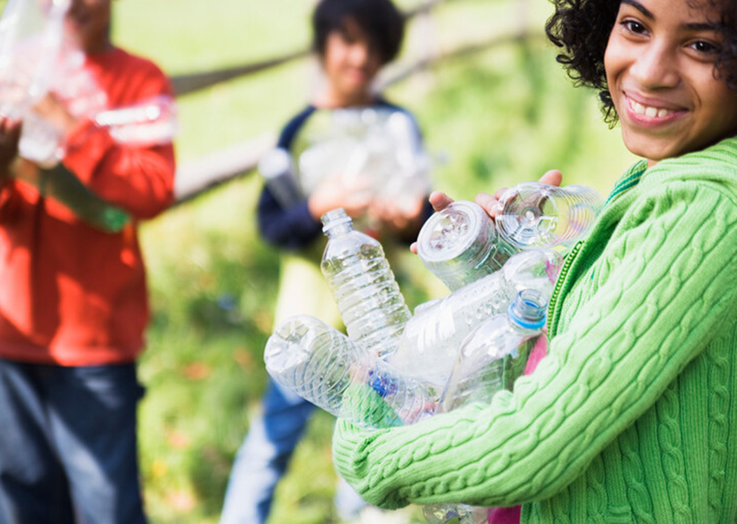 young people on service day - © Leland BobbÈ/Corbis
